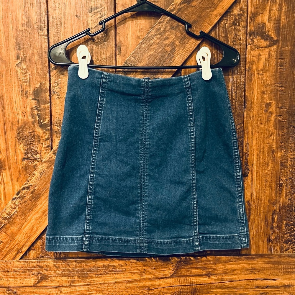 FREE PEOPLE Denim Mini Skirt‎ Blue Wash Front Zip Button Closure Size 27 - Picture 2 of 7